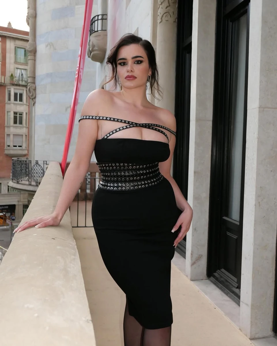 Акторка Барбі Феррейра позваблювала фанів в обтислій сукні