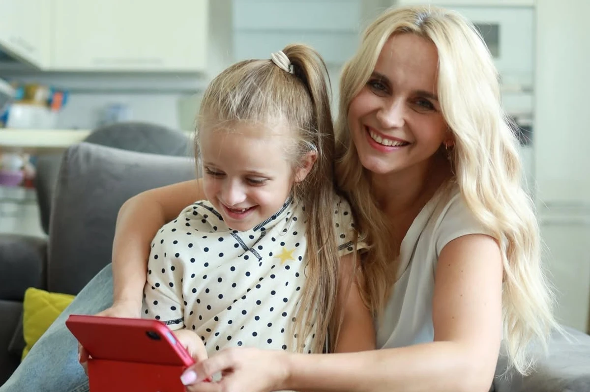 Лілія Ребрик з середньою дочкою на фото