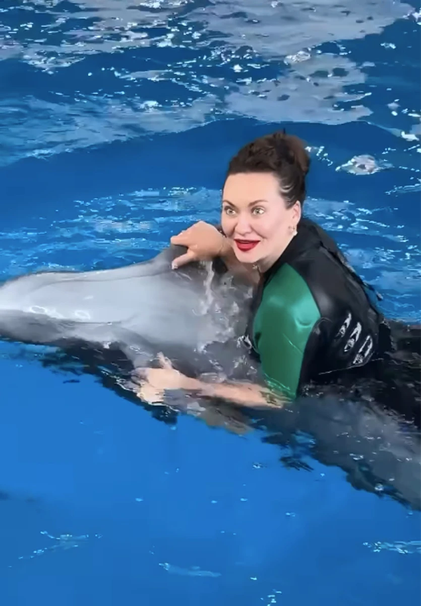 Саліванчук поплавала дельфіном в скандальному дельфінарії