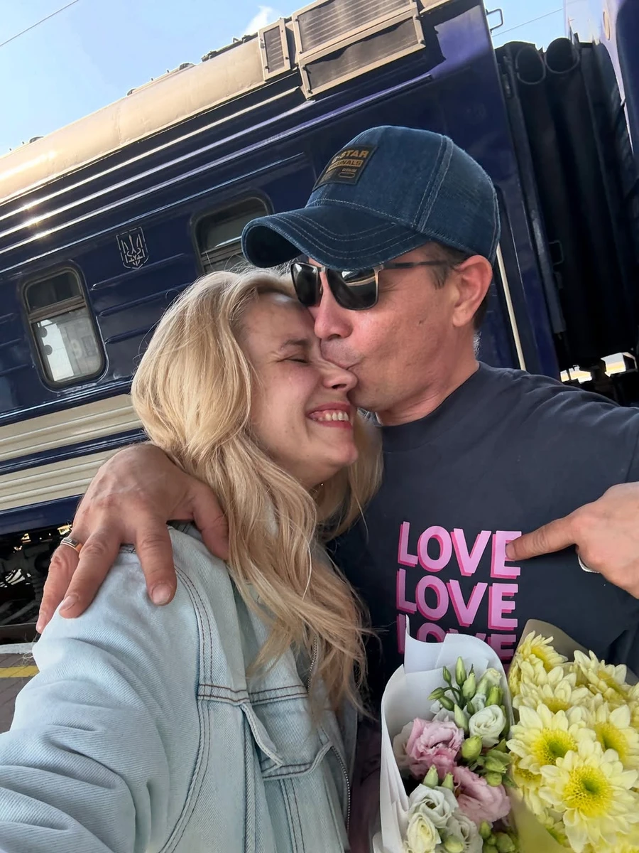 Лілія Ребрик притулилася до чоловіка з квітами на руках