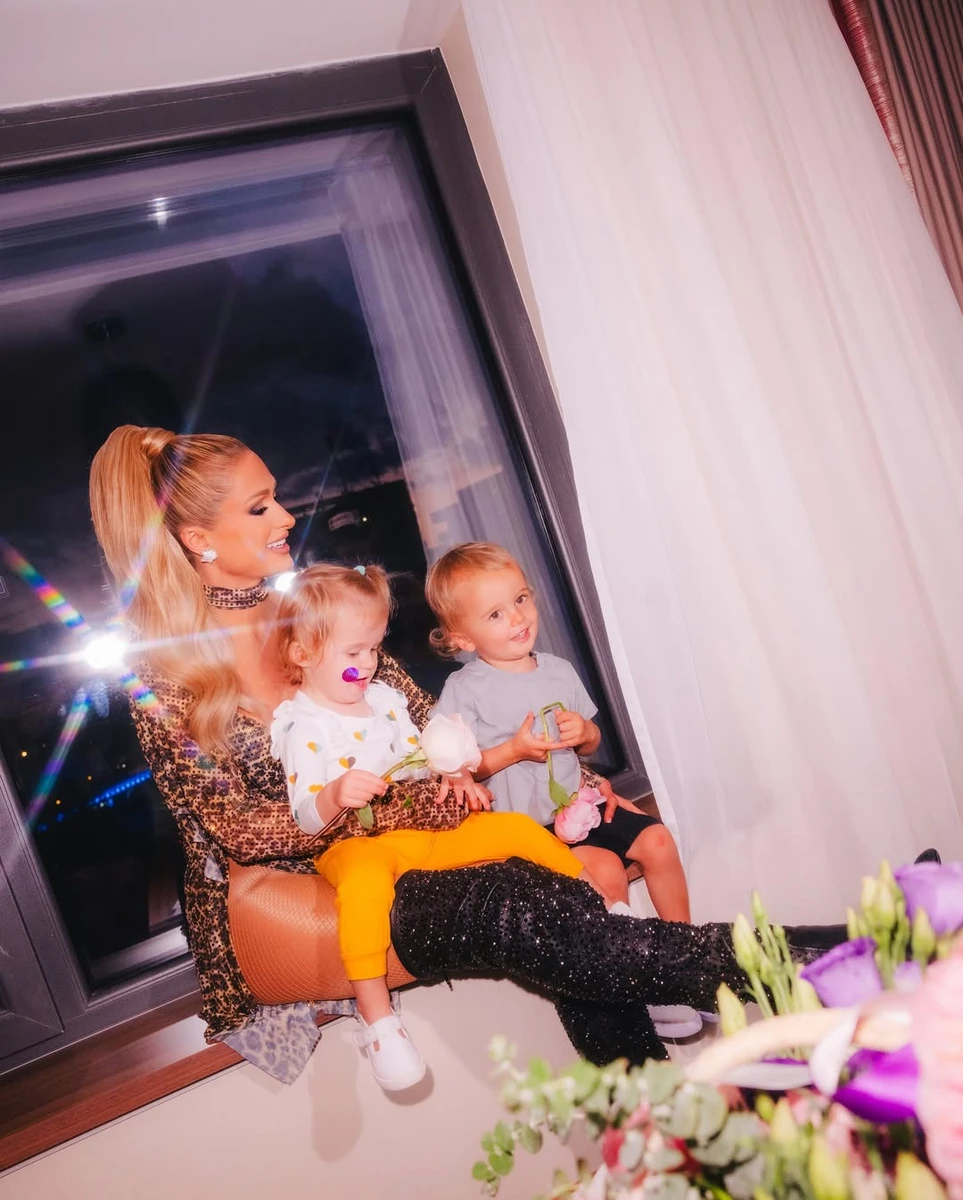 Періс Хілтон у леопардовій сукні обійняла сина і дочку на підвіконні
