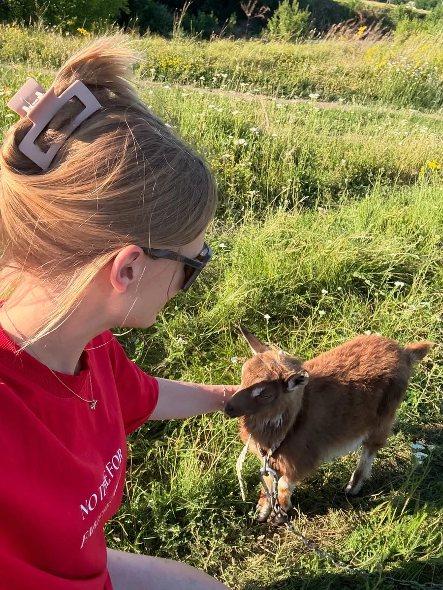 Дружина Козловського показалася з козликом просто неба