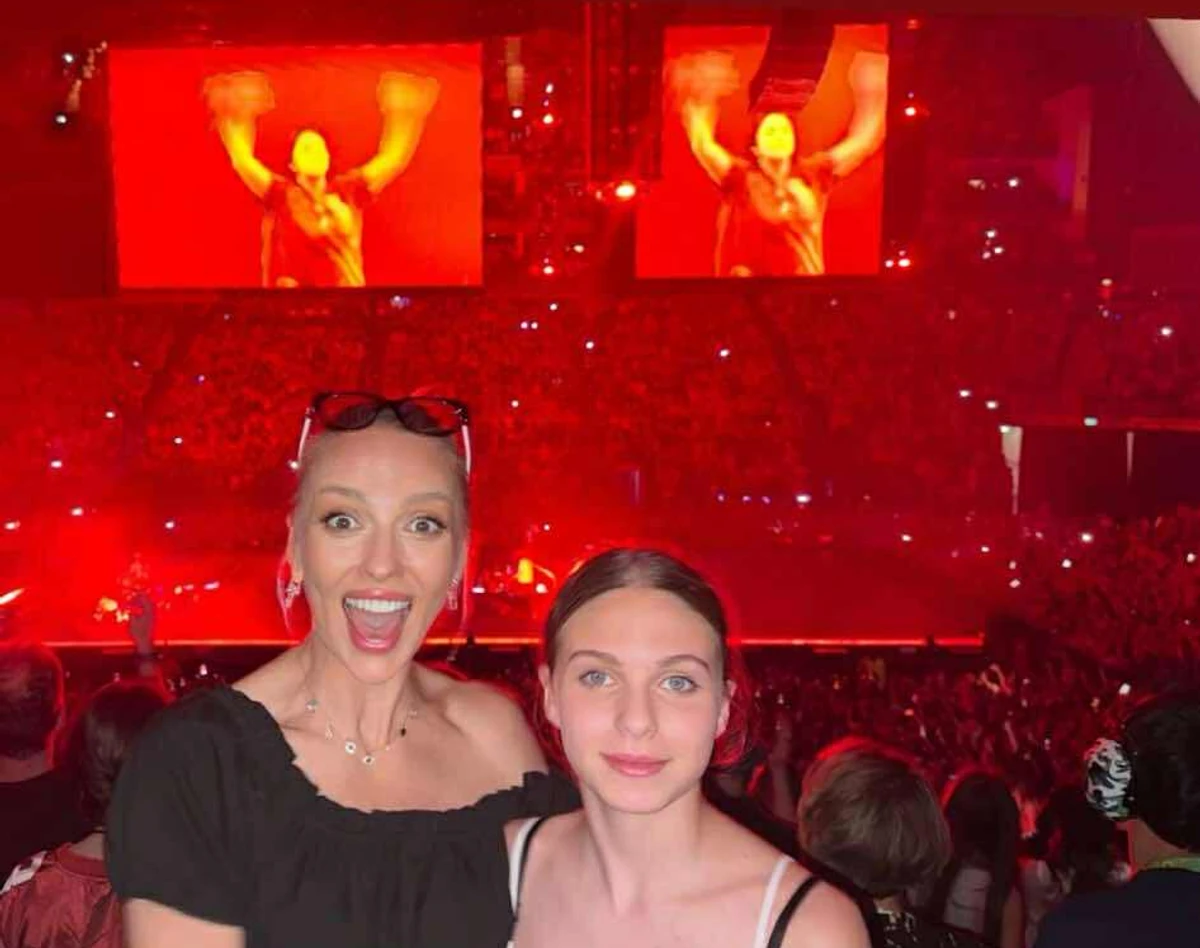 Оля Полякова попозувала з дочкою на концерті Біллі Айліш