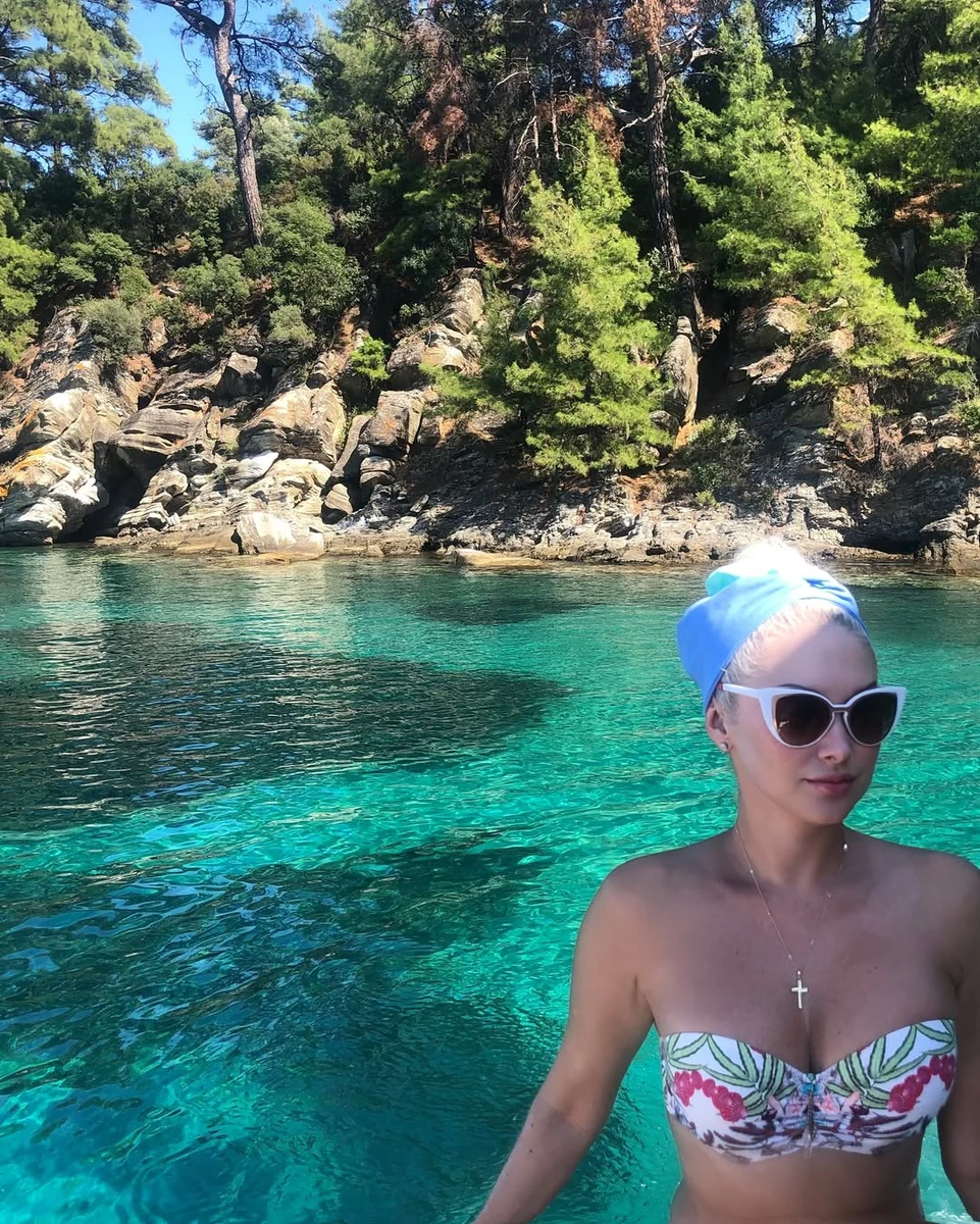 Катерина Бужинська наробила фото на відпочинку