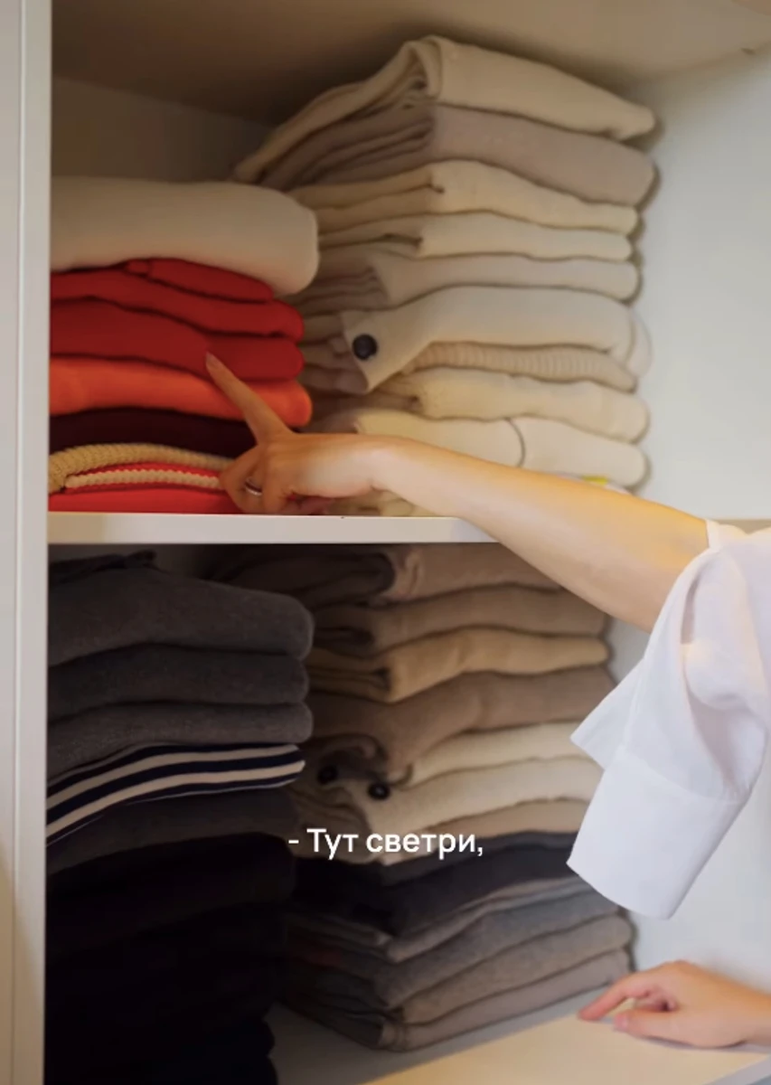 Катерина Осадча показала, як складає речі у своєму гардеробі