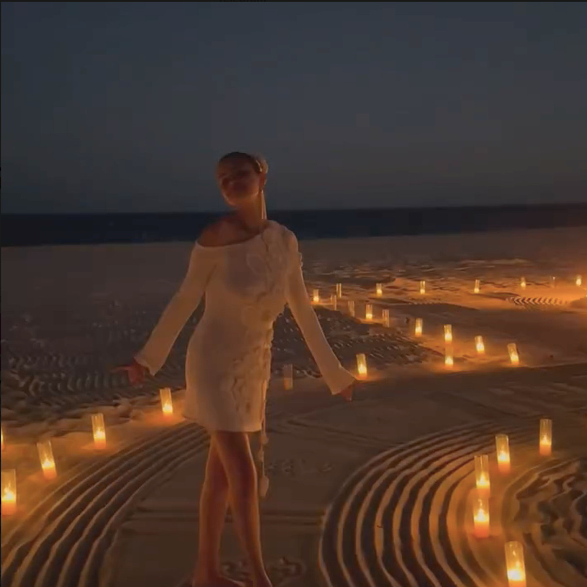 Селена Гомес у в'язаному міні попозувала на пляжі на вечірці нареченої