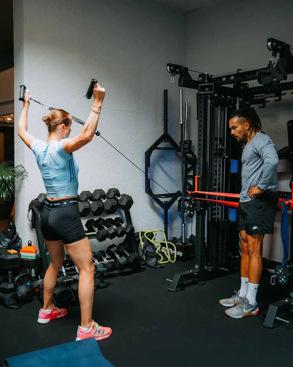 Еліна Світоліна показала, як качає м'язи на спеціальних тренажерах