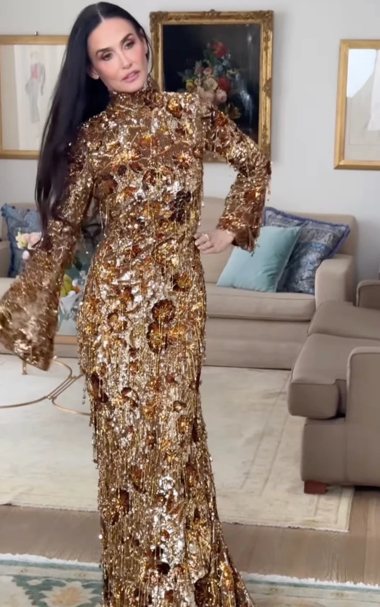 Демі Мур в блискучій сукні з'явилася на показі Gucci