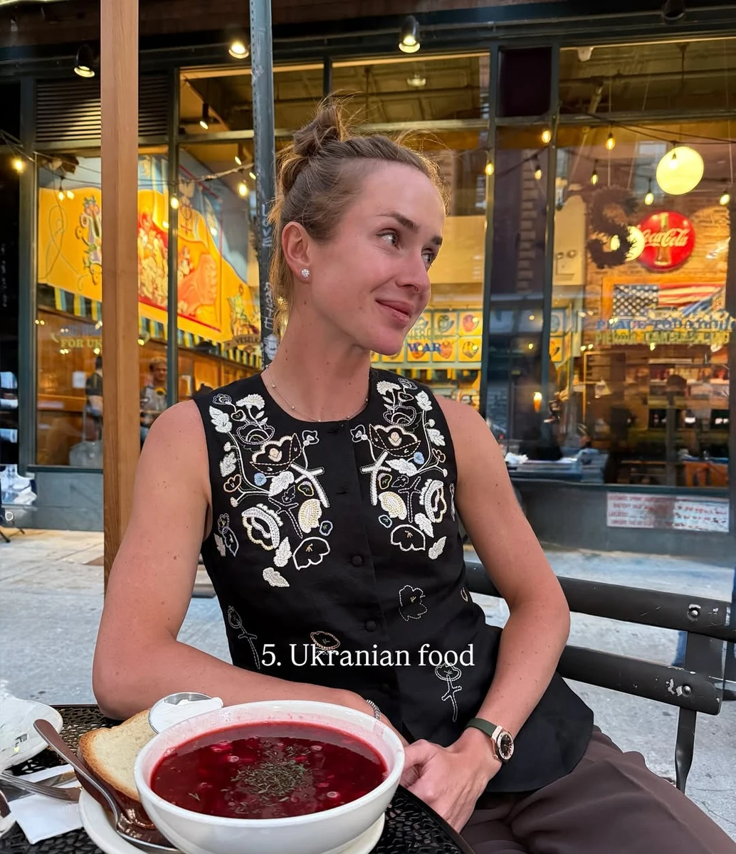 Еліна Світоліна у вишитій жилетці показалася в ресторані з борщем