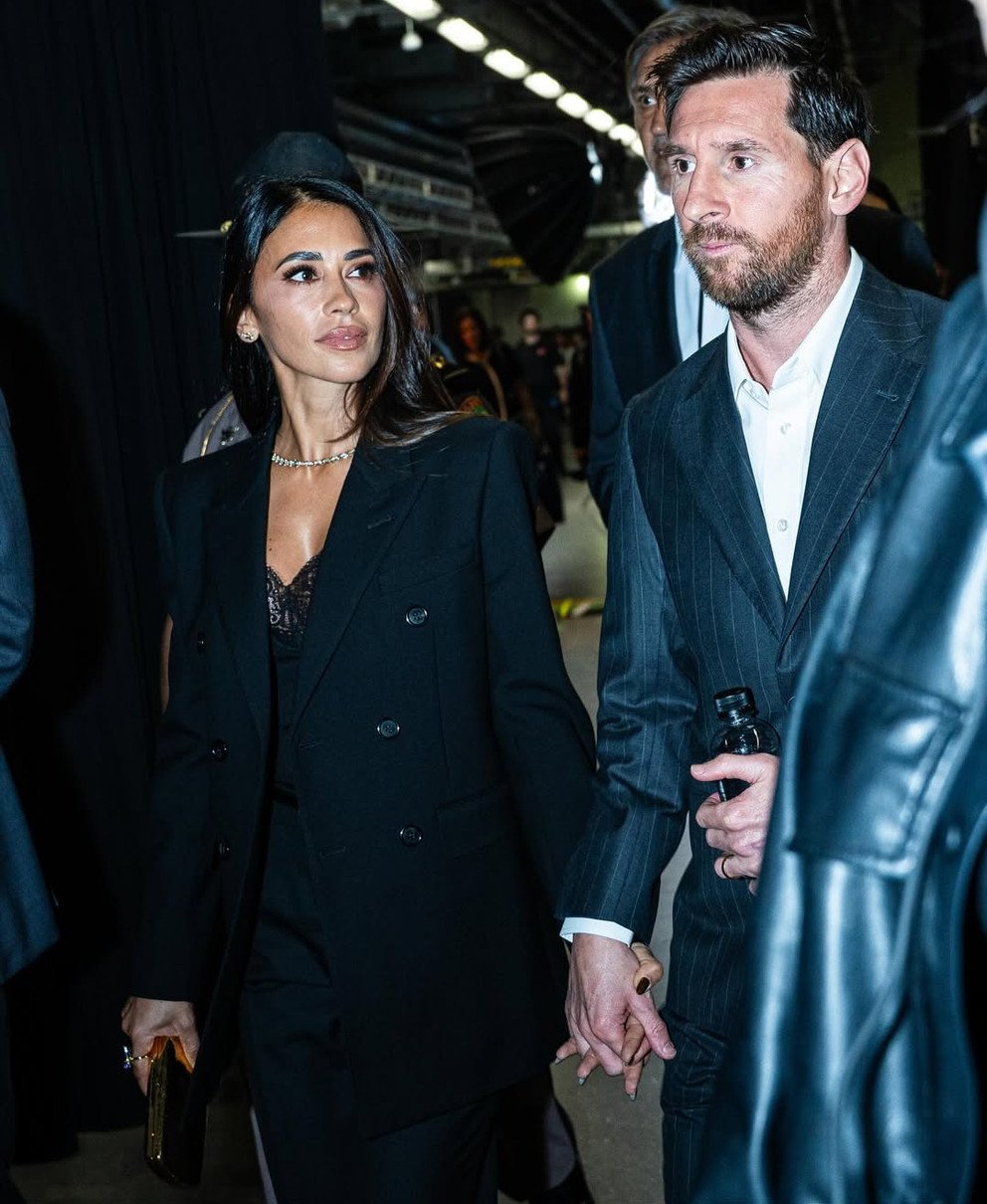 Ліонель Мессі з дружиною у діловому стилі показалися на бізнес-форумі