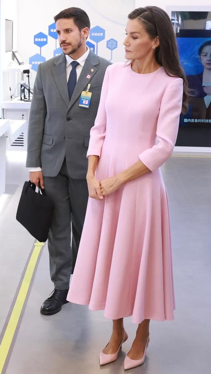 Королева Летісія у ніжній рожевій сукні та котячих підборах попозувала у Пекіні