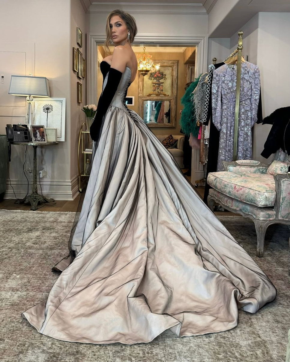 Дженніфер Лопес у розкішній сукні Тамари Ральф