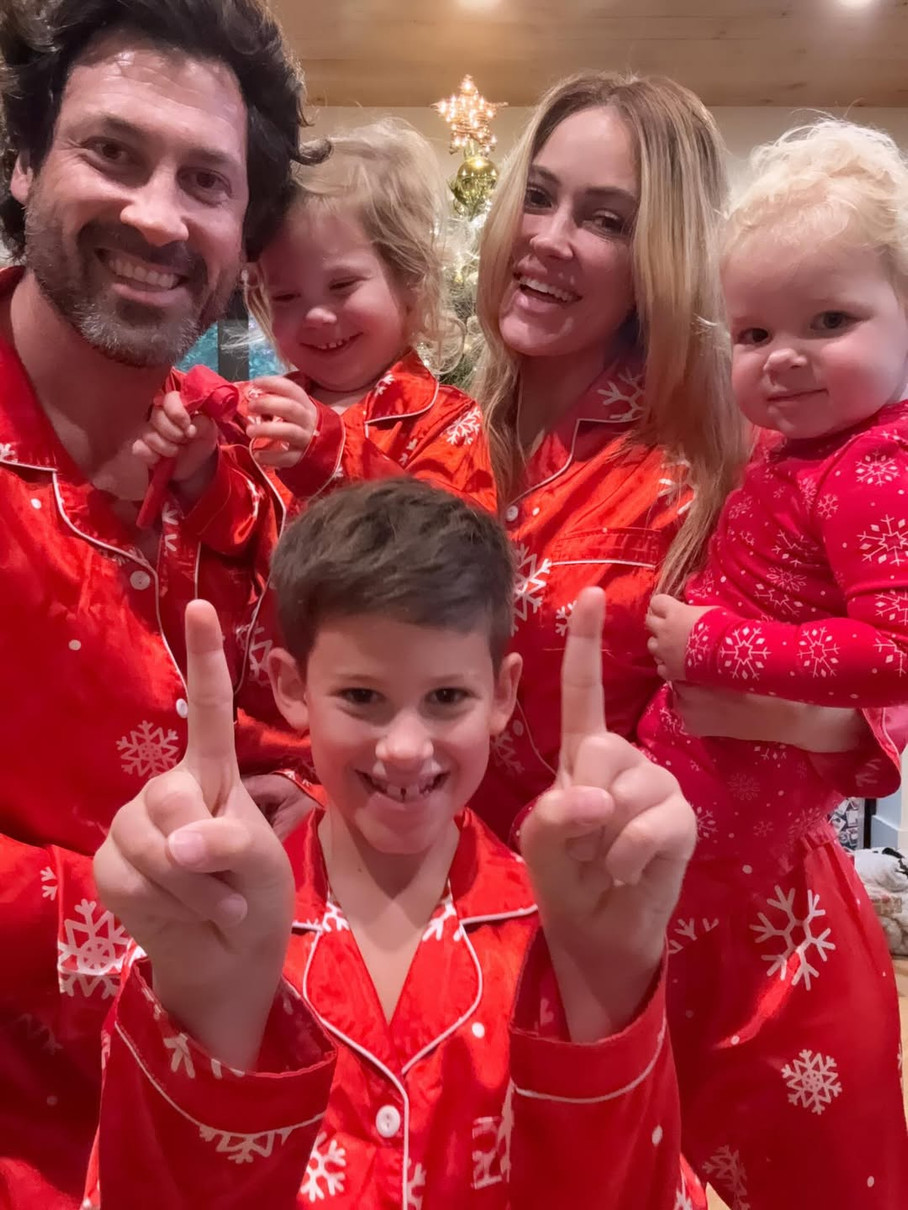 Макс Чмерковський з родиною наробив різдвяних фото в піжамах