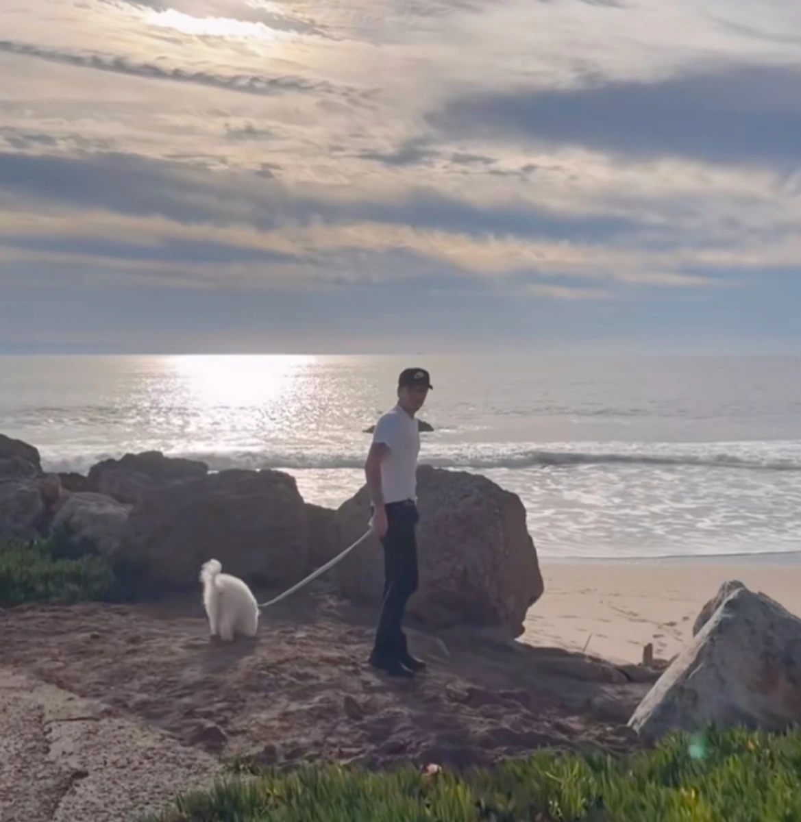 Старший син Бекхемів показався на прогулянці з дружиною коло води