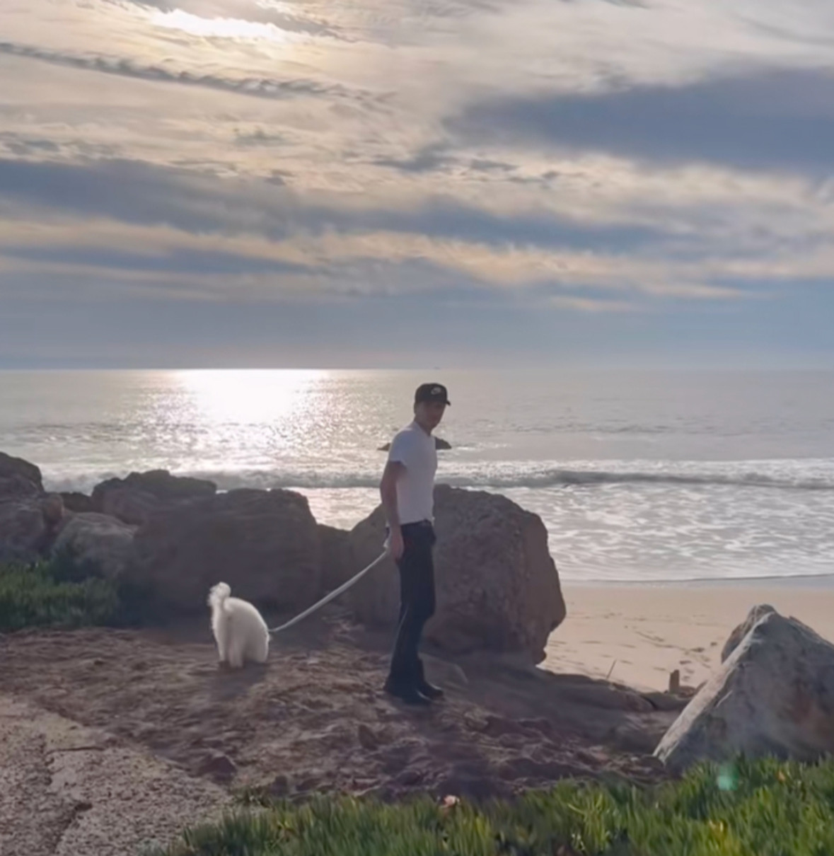 Старший син Бекхемів показався на прогулянці з дружиною коло води