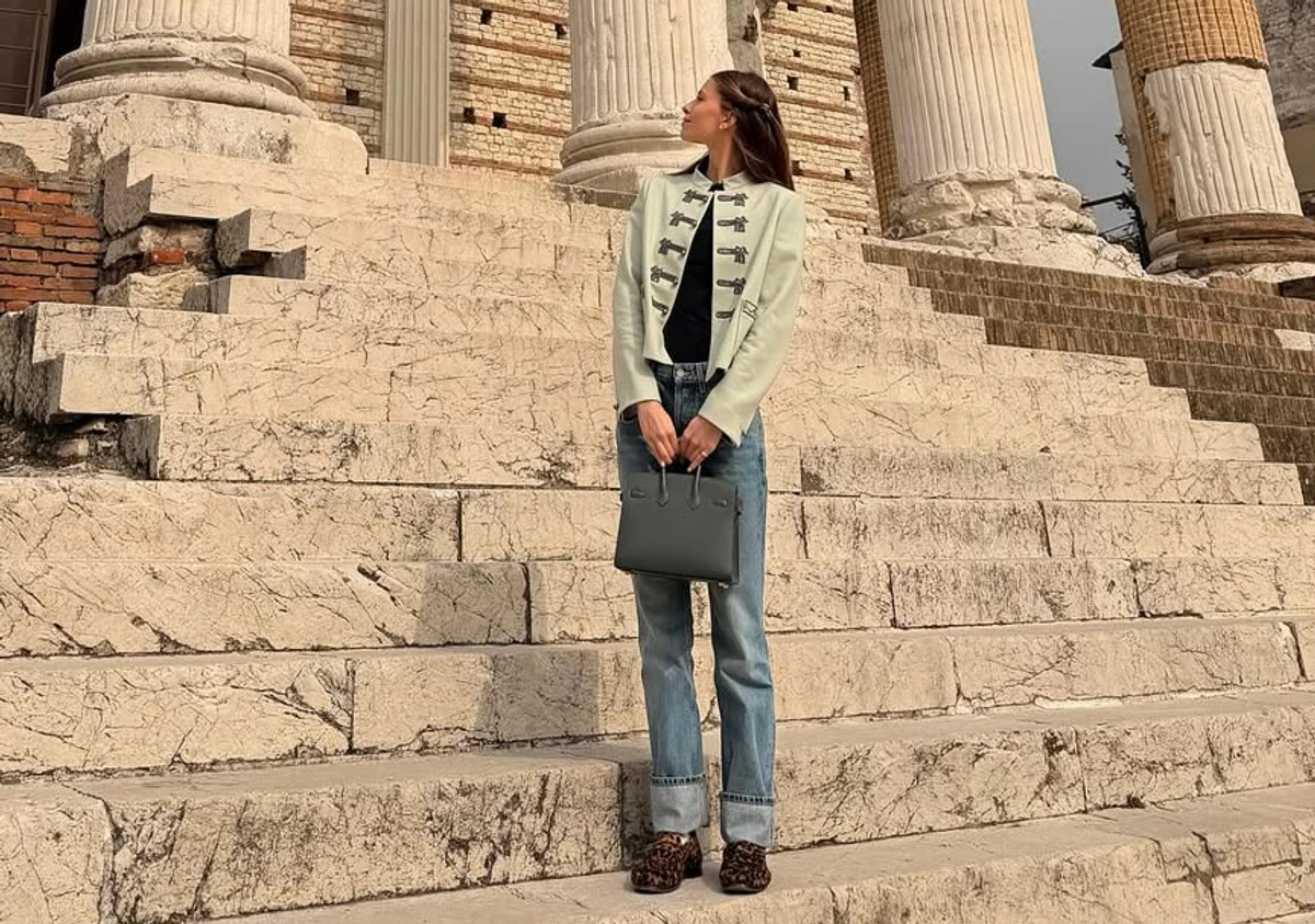 Онука Ротару вигуляла трендовий лук ніжного кольору в Італії