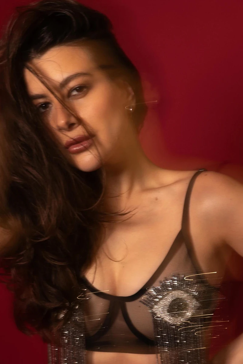 Цікаво, коли ж вона таки представить свого обранця публіці?