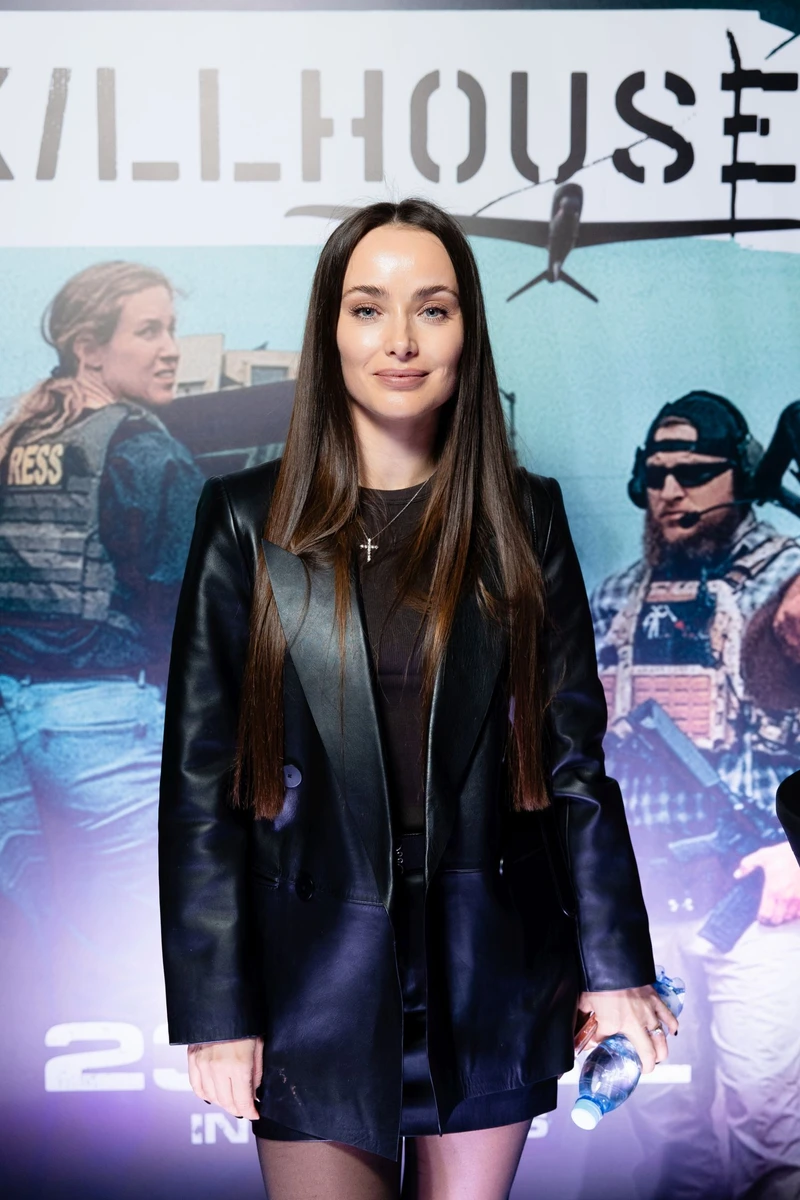 Актриса Ксенія Мішина вигуляла шкіряний лук 