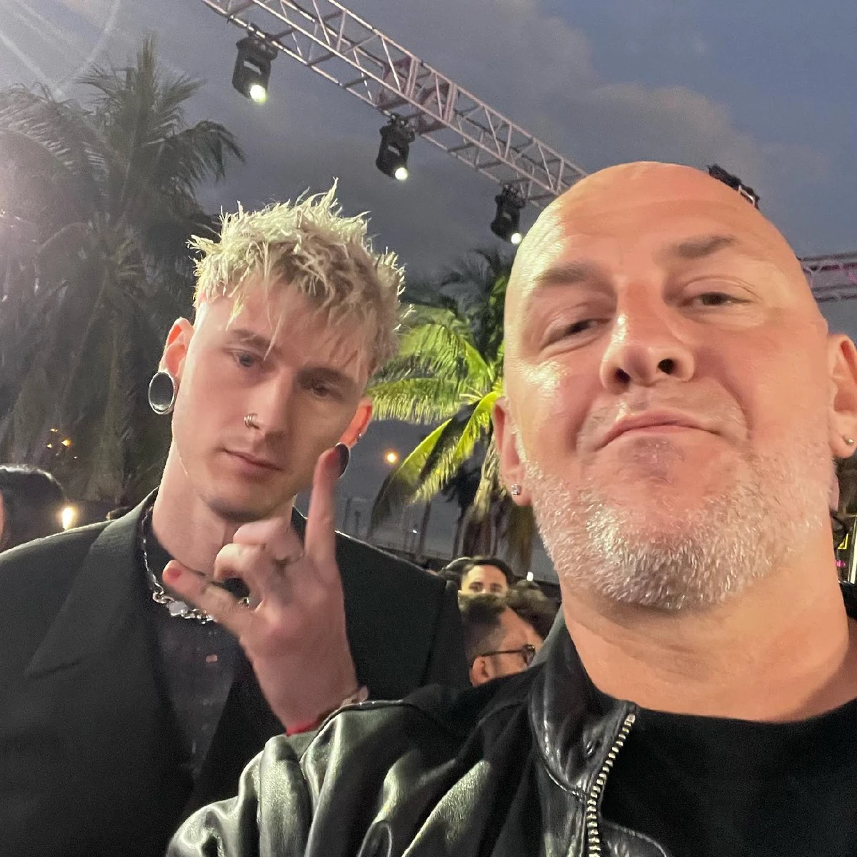 Не дуже задоволений (ймовірно зустріччю з Потапом) американський співак Machine Gun Kelly, який днями шокував новим тату на пів тіла