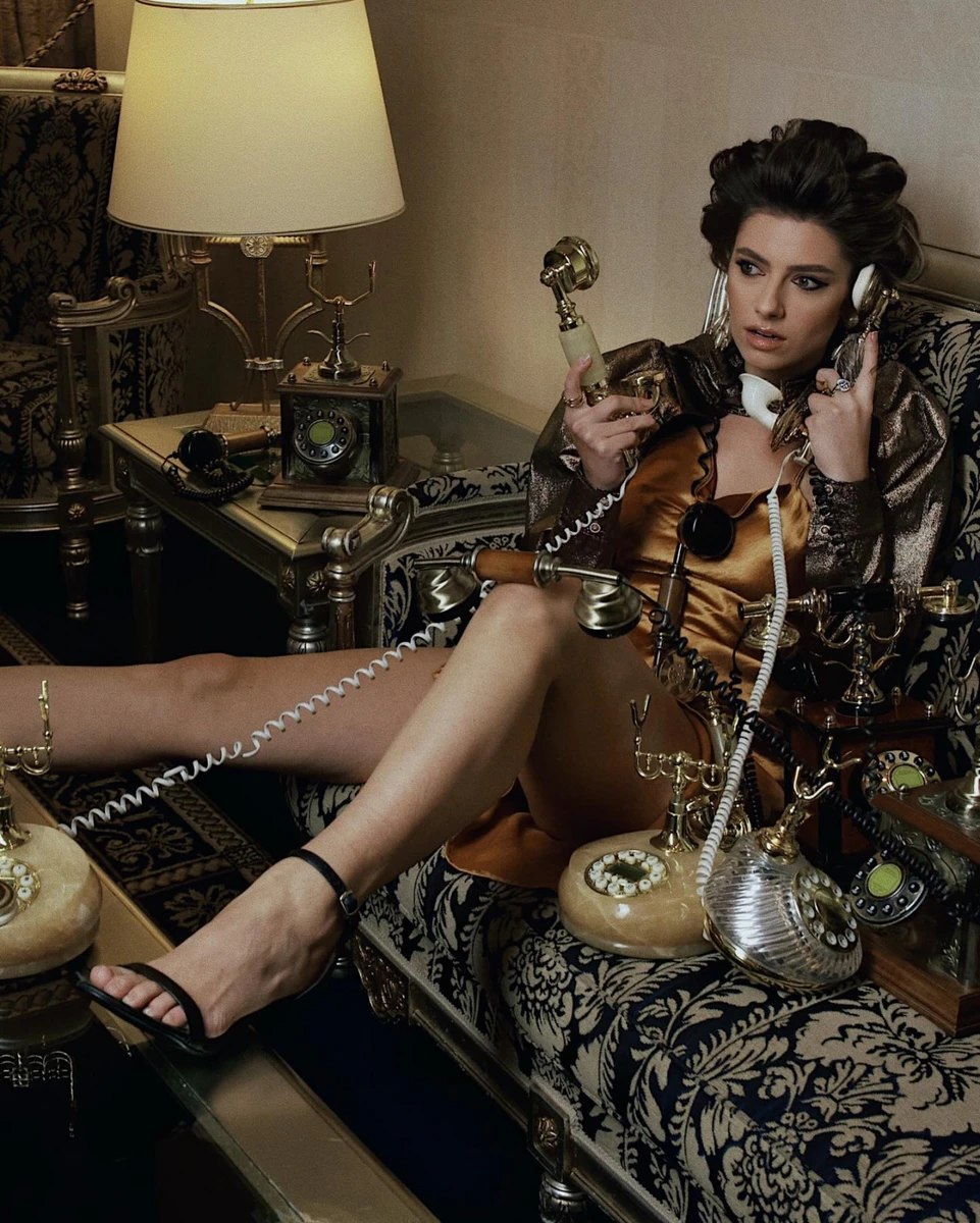 Стилістика зйомки – трендова нині mob wife. Це повна протилежність стриманій естетиці old money, детальніше про яку TabloID розповідав у попередньому матеріалі