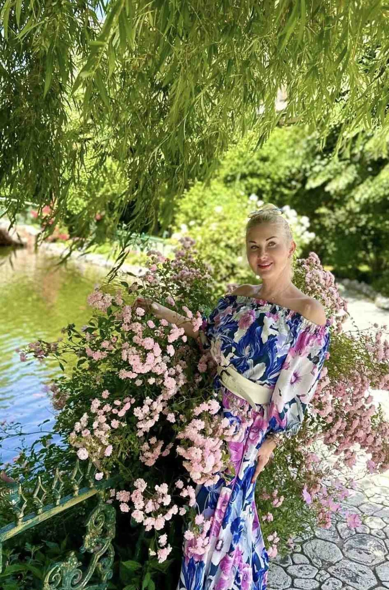 Катерина Бужинська в яскравій літній сукні