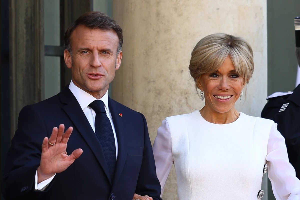 Еммануель Макрон і Бріджит у білій сукні