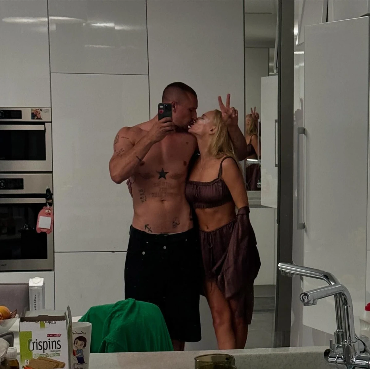 Цимбалюк і Готочкіна посвітили засмаглими тілами і поцілувалися на камеру