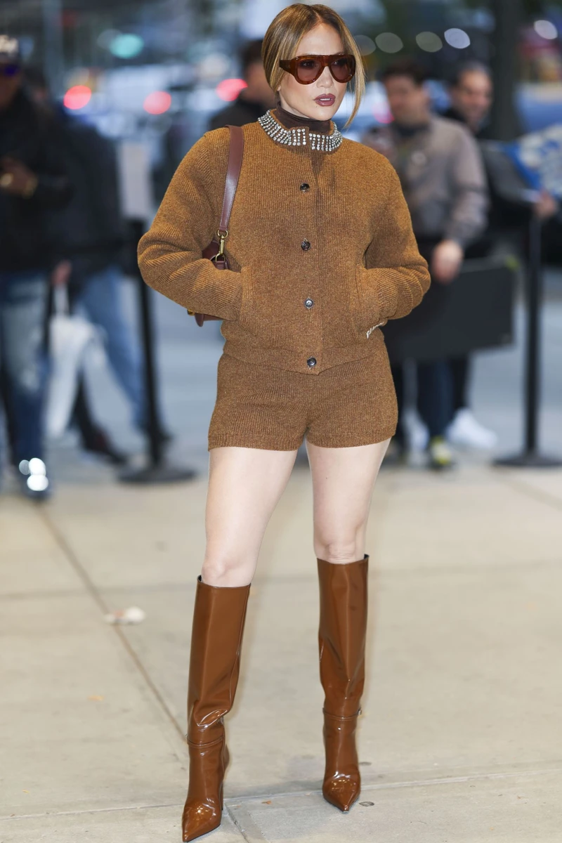 Дженніфер Лопес у коротких шортах