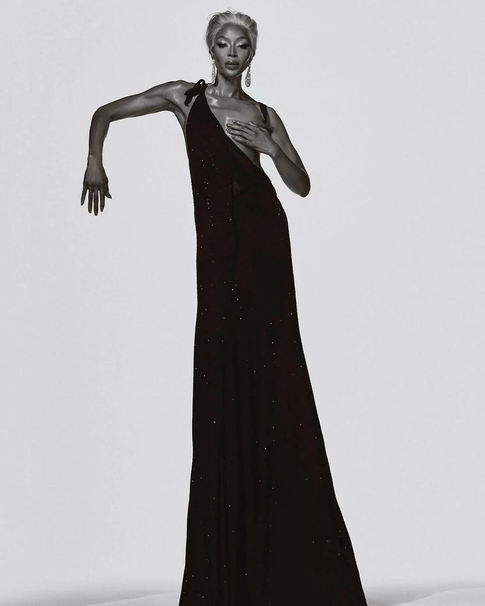 Наомі Кемпбелл у довгій сукні прикриває груди руками