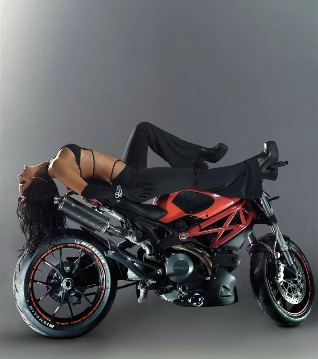 Трінчер полежала на мотоциклі