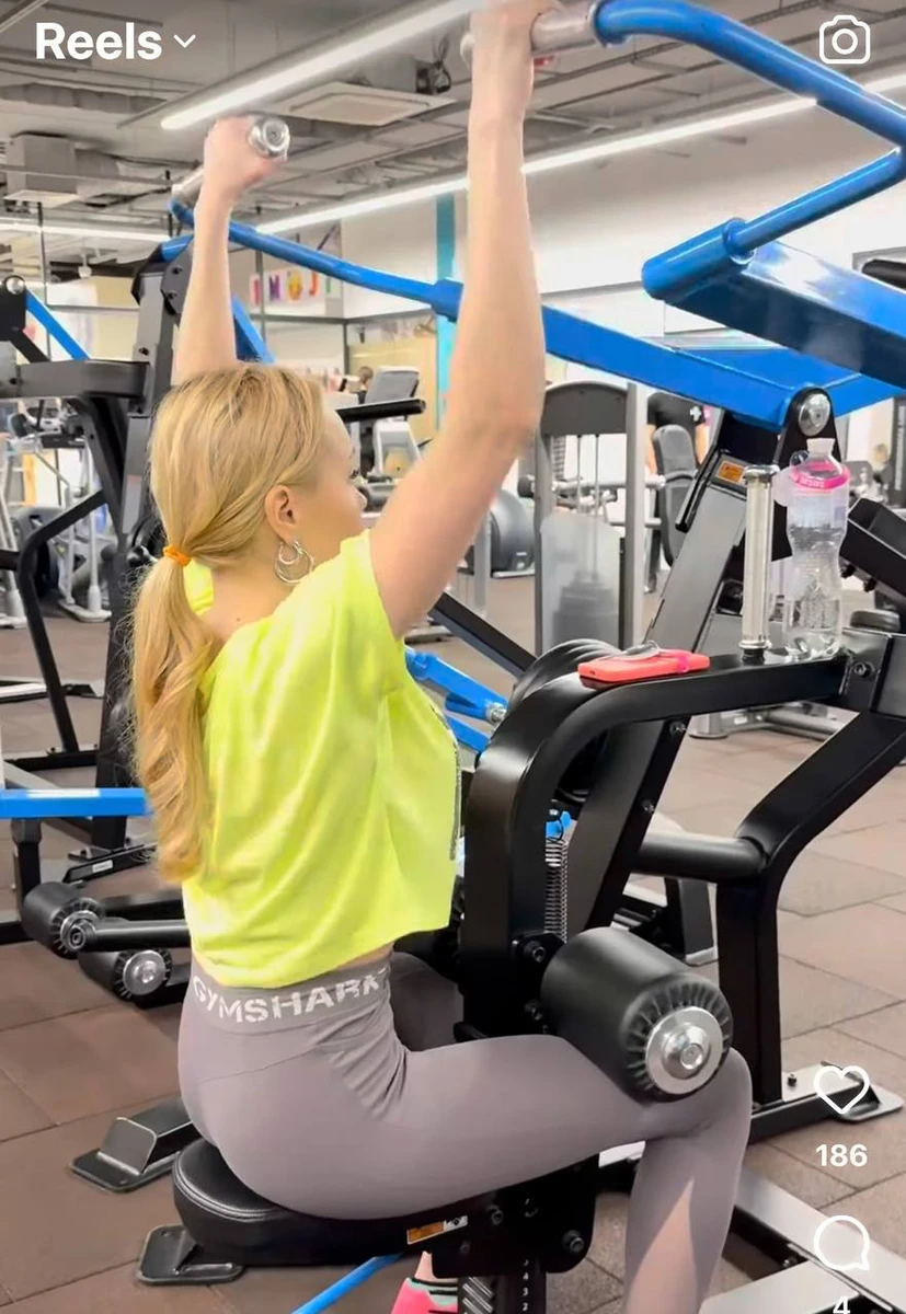 Тополя у спортзалі качає руки