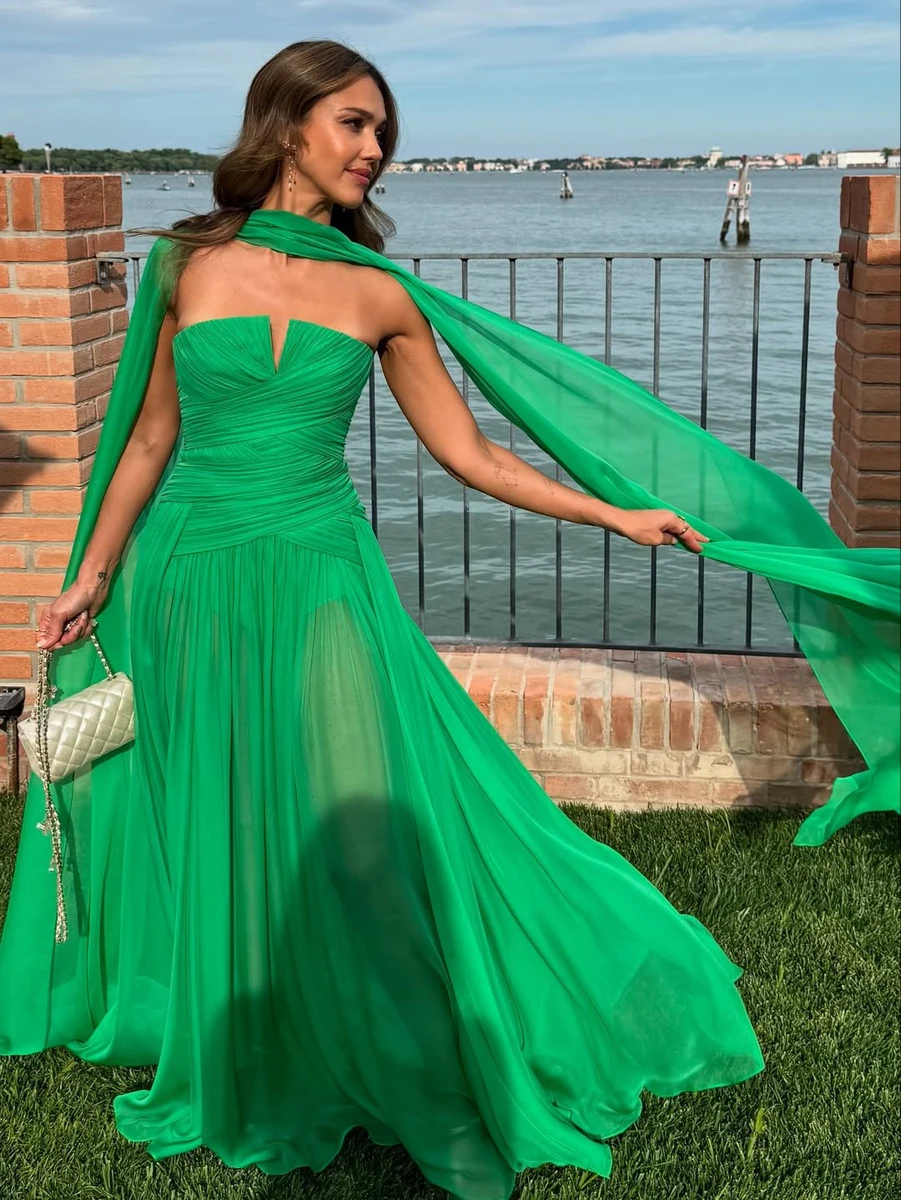 Джессіка Альба у розкішній сукні похвалилася тілом у Венеції