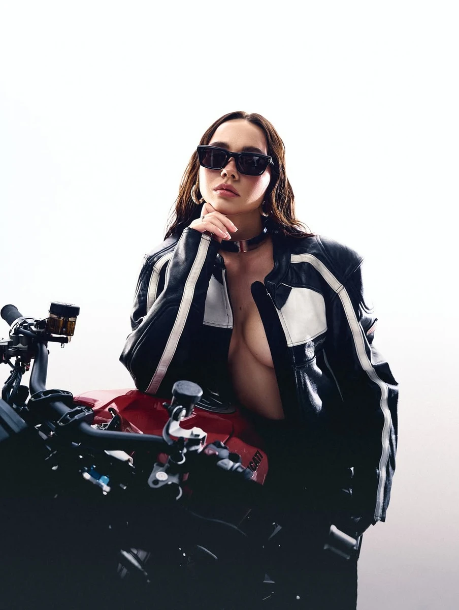 Наталія Татарінцева засвітила бюст на байку для сексі фото