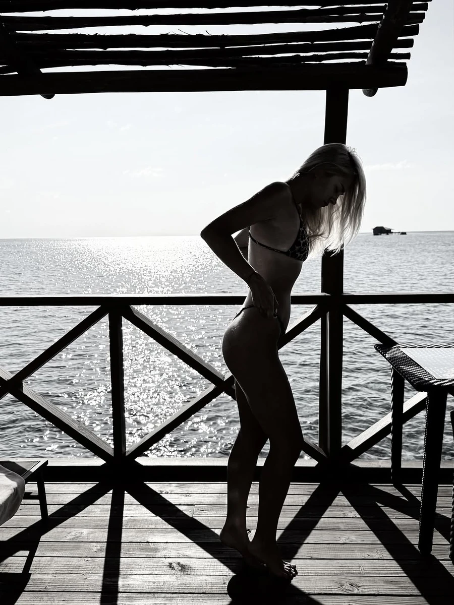 Цимбалару посвітила тілом у повний зріст