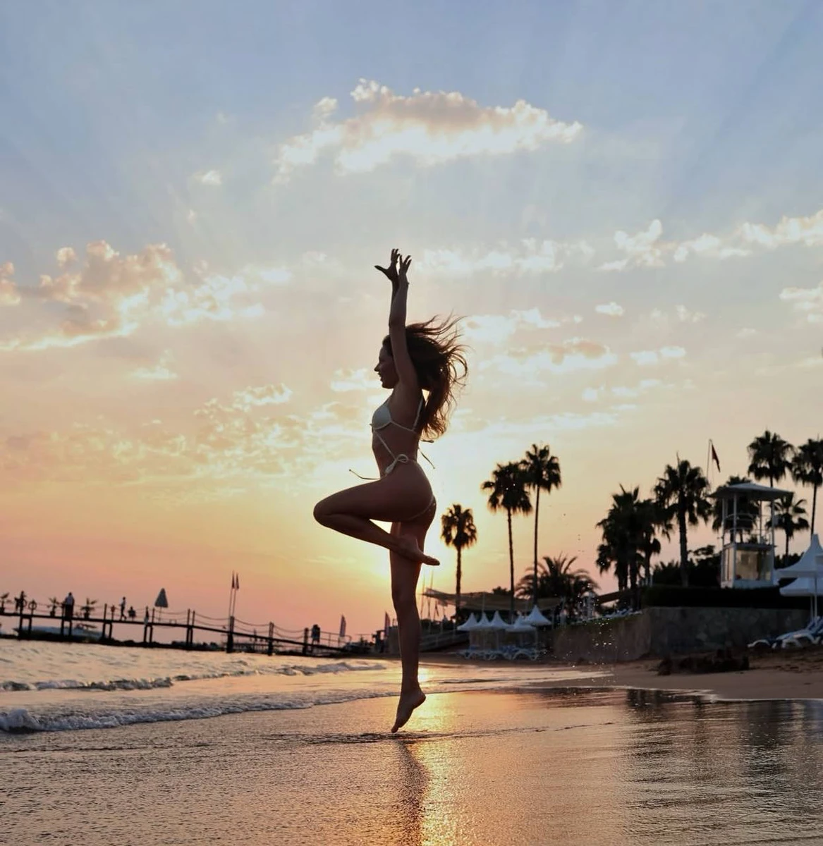 Денисенко в купальнику