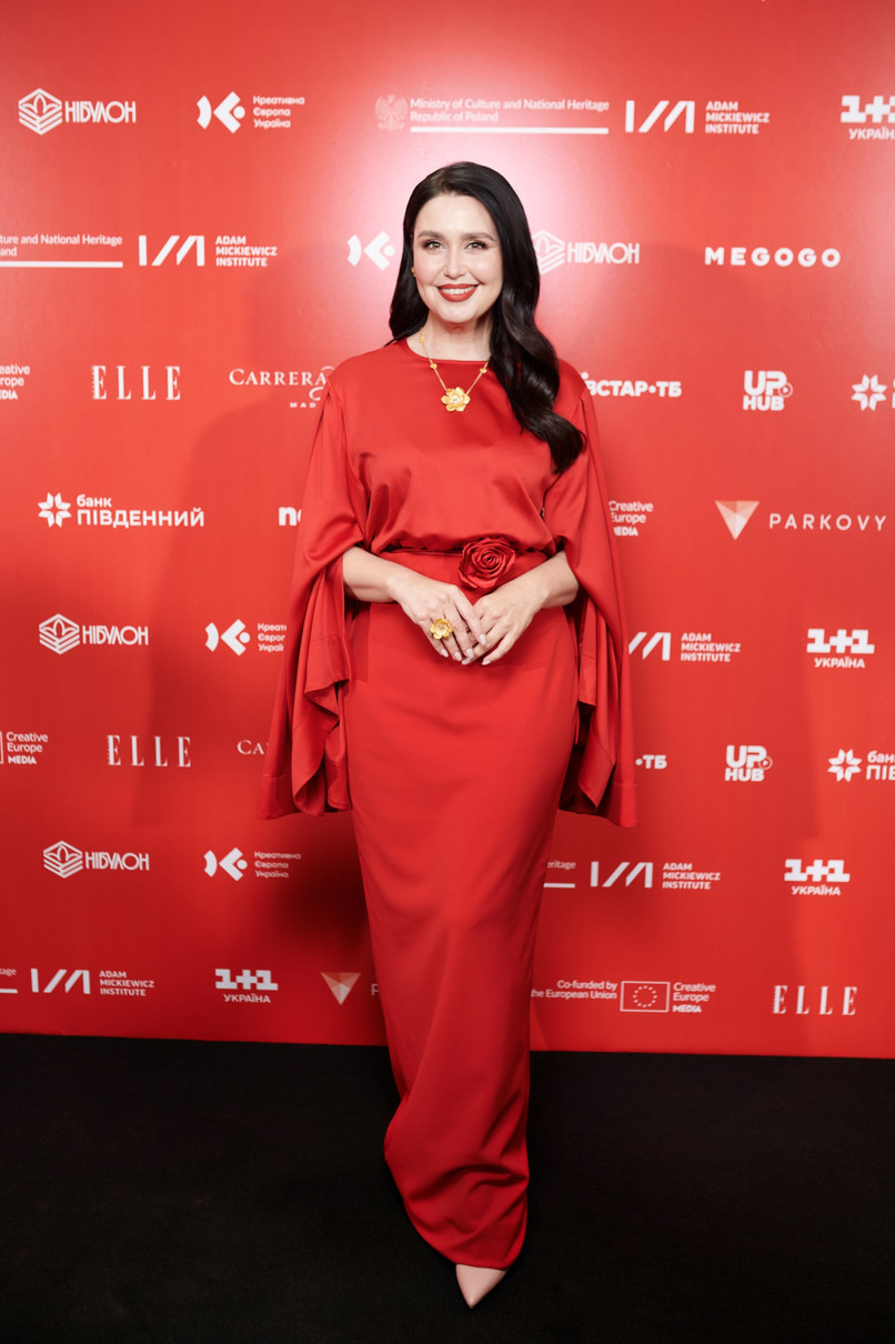 Телеведуча Людмила Барбір у червоному на кінофестивалі ОМКФ