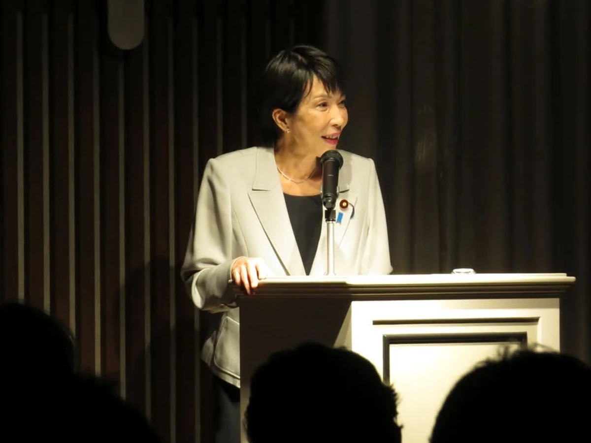 Санае Такаїті говорить за кафедрою