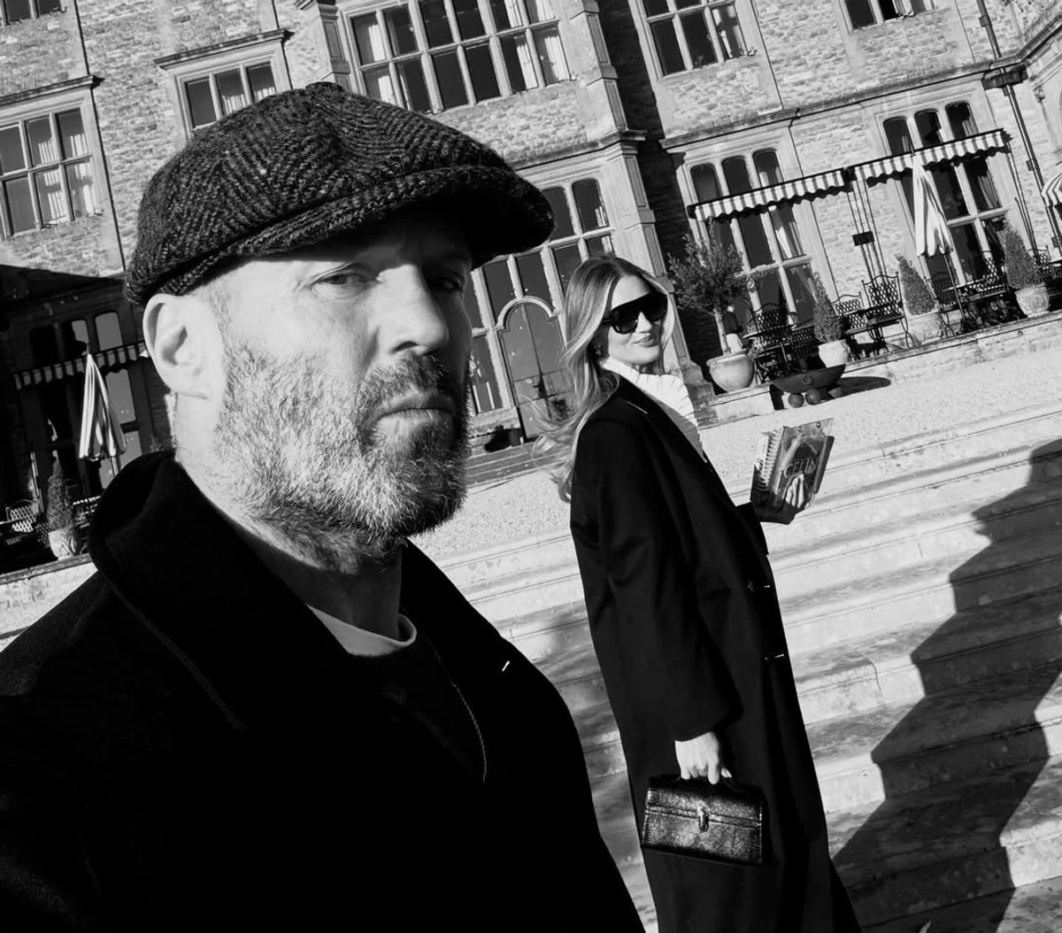 Джейсон Стейтем заробив стильне селфі з дружиною на прогулянці