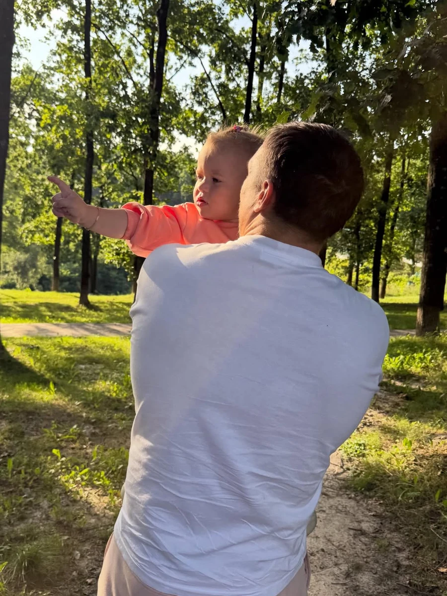 Дружина Усика показала 2-річну дочку на руках тата