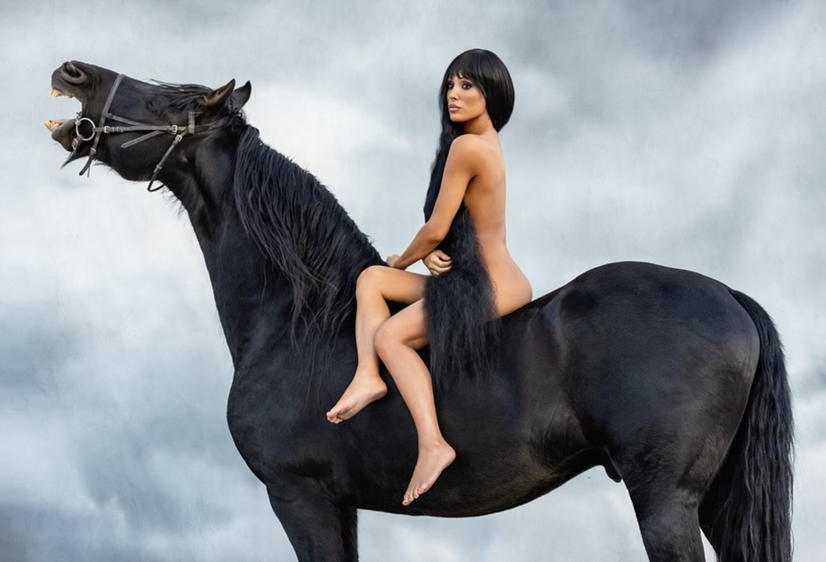 Гола дружина Каньє Веста