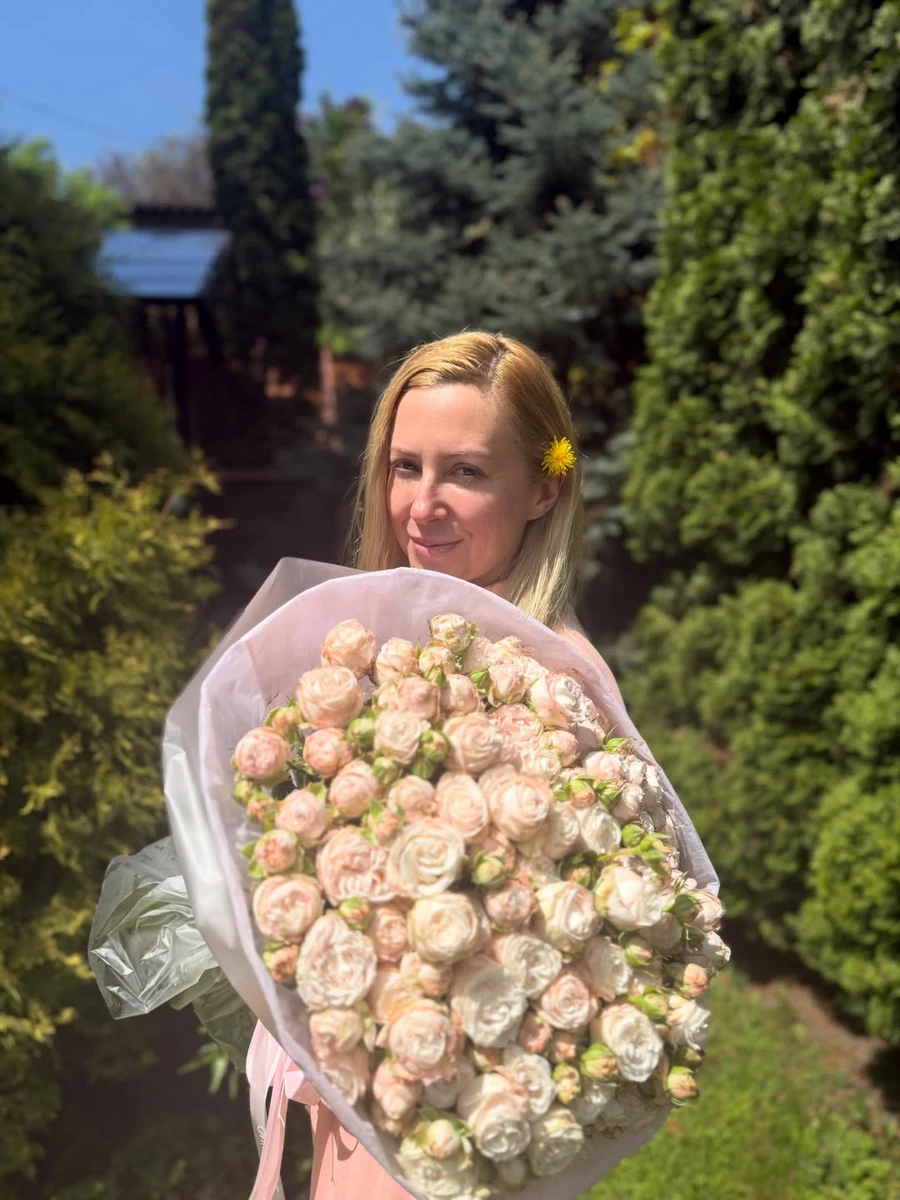 Тоня Матвієнко похвалилася величезним букетом квітів