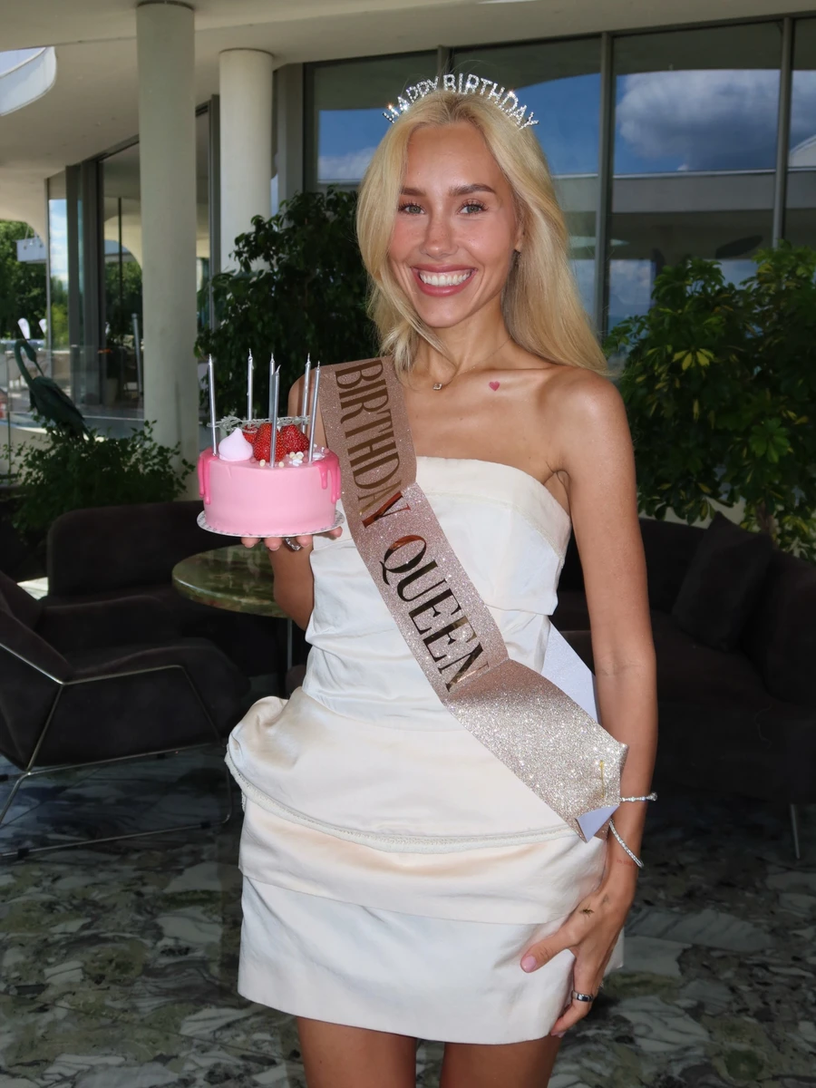 А ще була корона і стрічка з написом Birthday Queen
