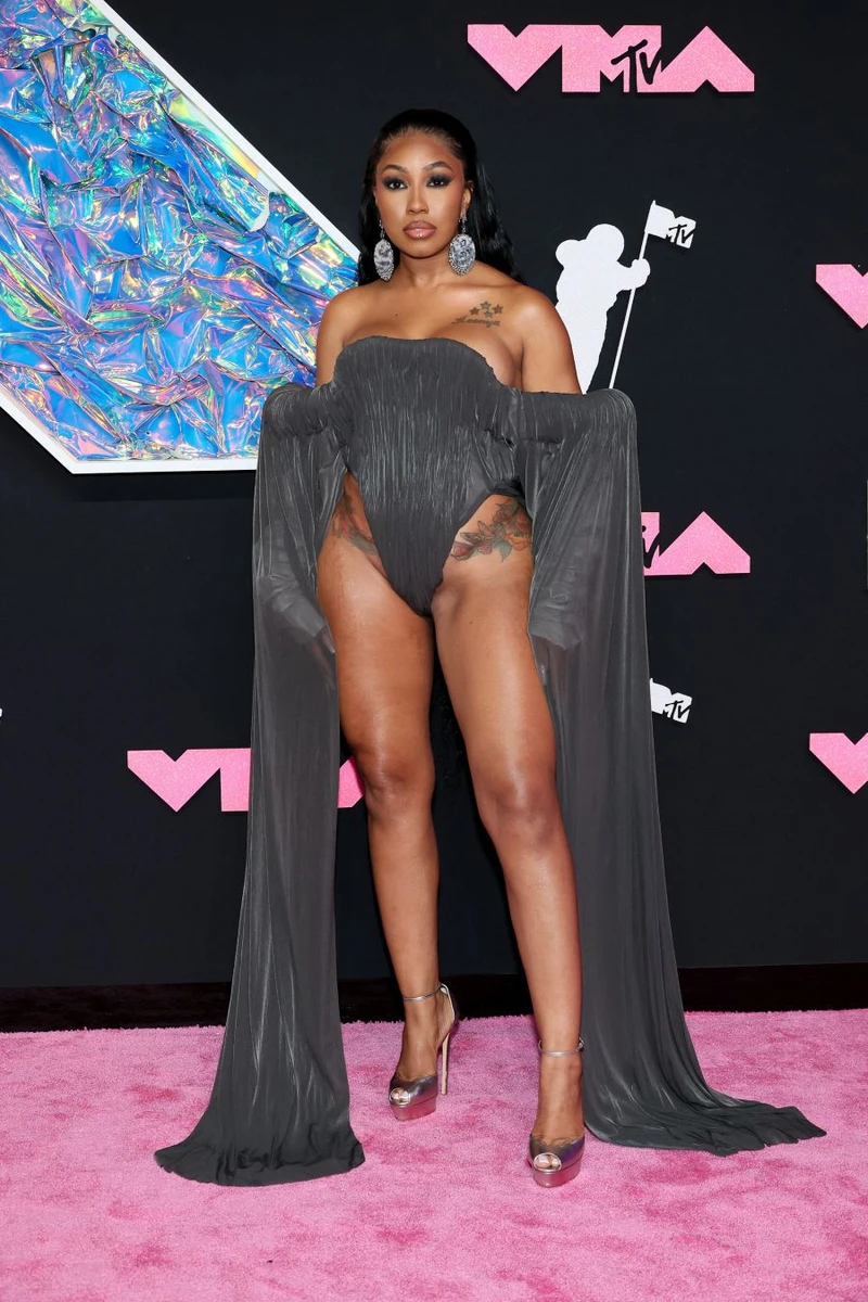 Реперка Yung Miami вирішила, що світ має бачити її тату на стегнах