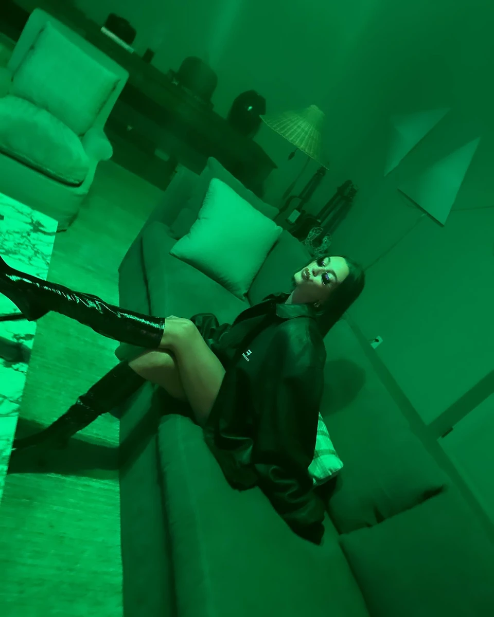 Хейлі посвітила довжелезними ніжками у чобітках