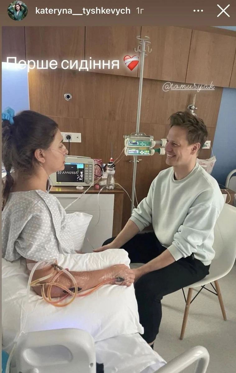 Лікарям довелося розрізати руку Тишкевич, щоби знайти причину запалення. Зараз на ній встановлено спеціальний апарат