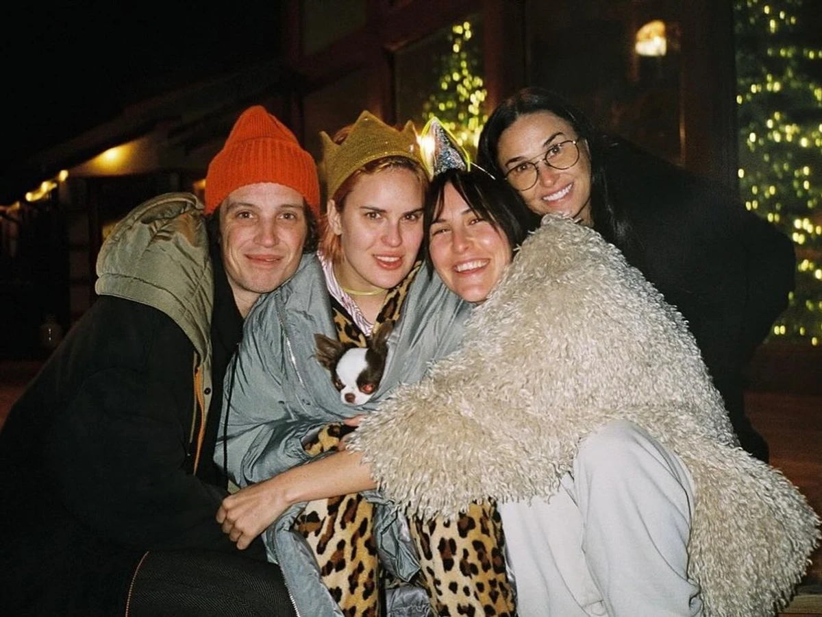 У Демі Мур та Брюса Вілліса троє спільних дітей: 35-річна Румер, 30-річна Таллула та 32-річна Скаут ЛаРу, і вже є спільна онучка