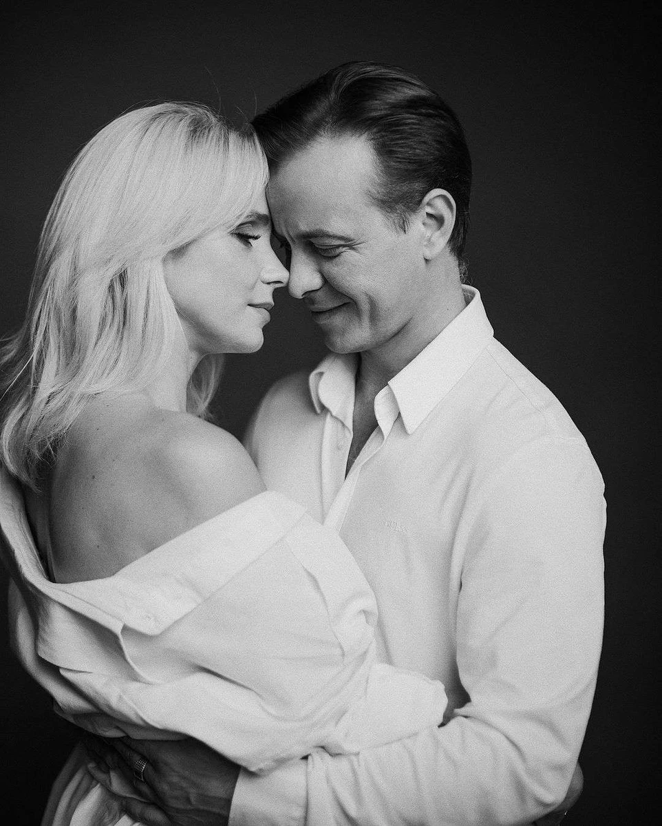 45-річний Андрій для привітання обрав романтичний чорно-білий кадр із коханою дружиною