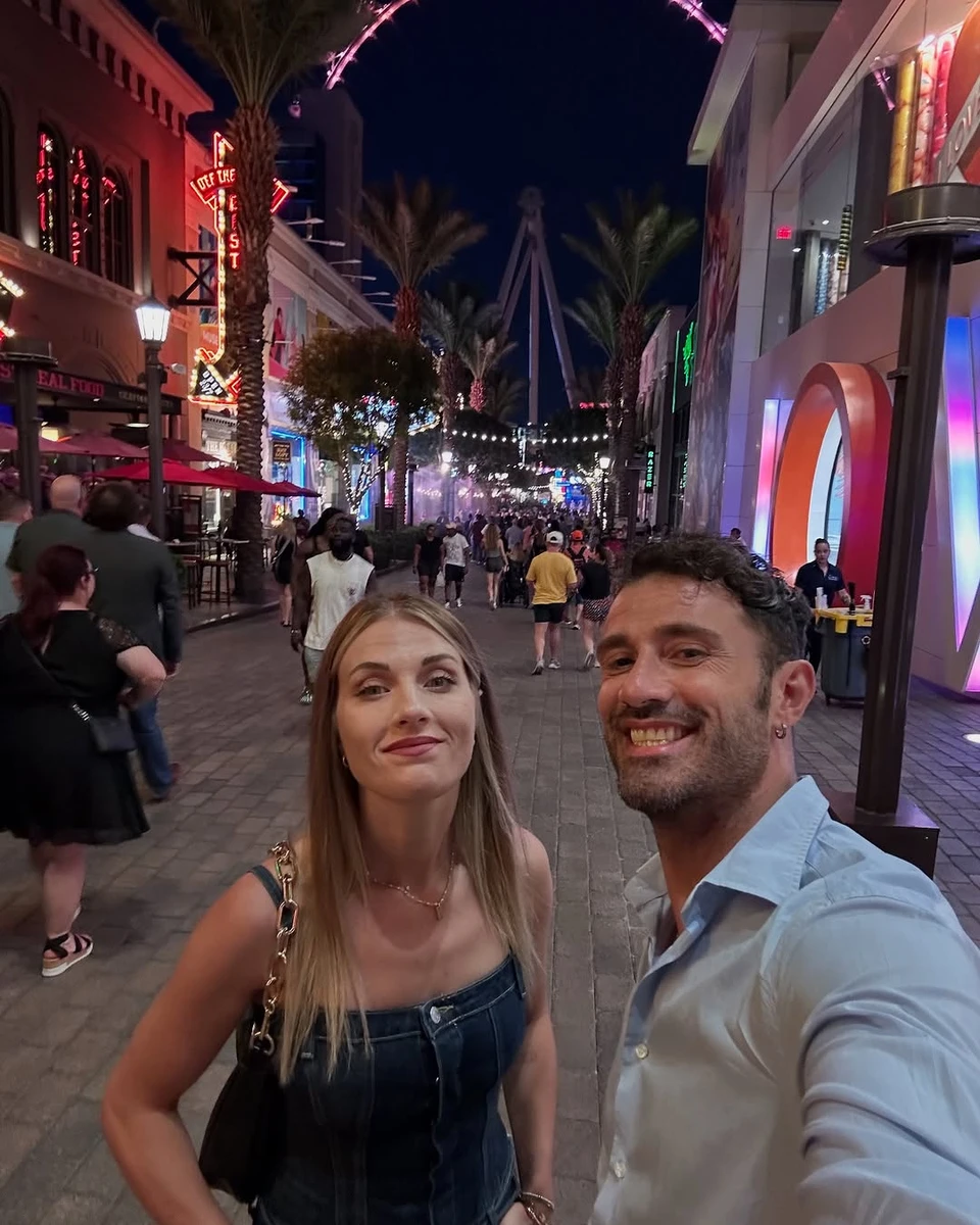 Ольга Харлан позує з коханим