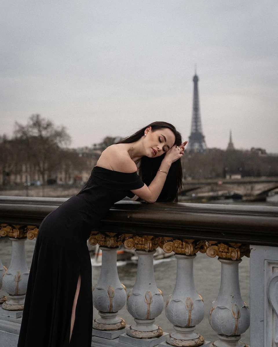 Парфільєва з голими плечима у Парижі