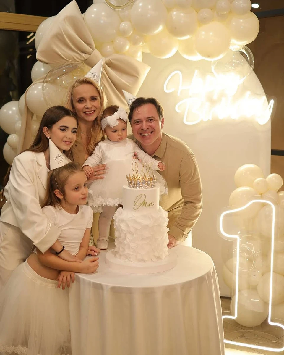 Лілія Ребрик показалася з усіма дітьми і чоловіком